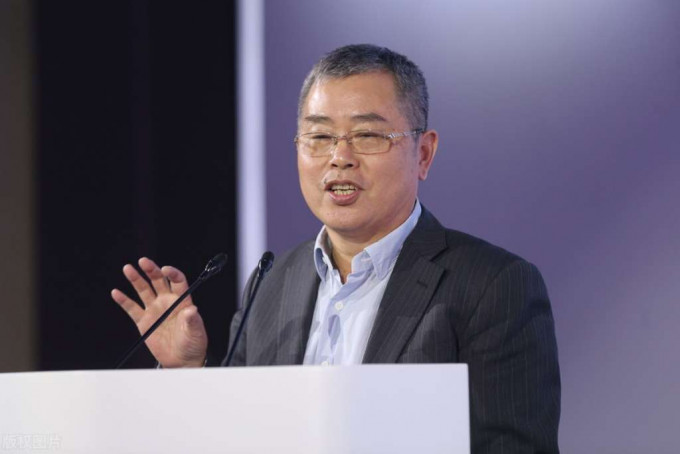 李扬于上海「2021凤凰网财经峰会」做了题为《稳定经济最重要》的演讲。网上图片