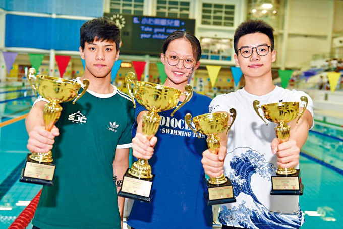 麥世霆（左起）、張心悅與何肇倫D1游泳賽合共鎖定六面個人金牌兼四破學界紀錄。
