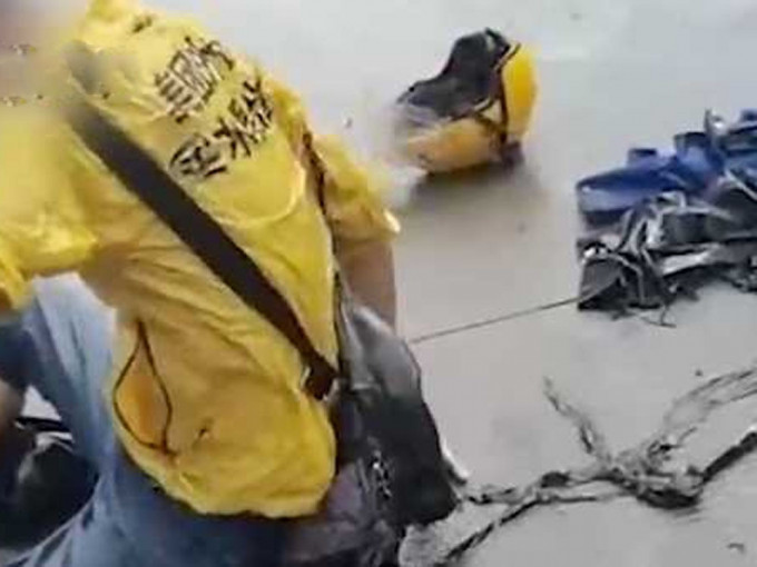 外賣員下班後河邊釣魚，疑遭遇雷擊暈倒。