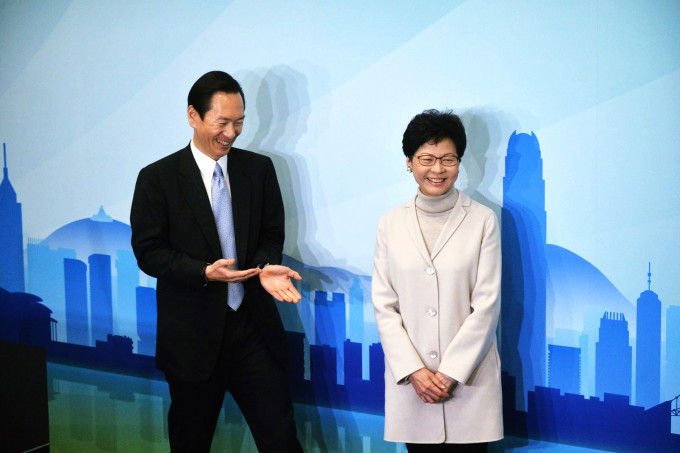 林鄭與競選辦主任陳智思出席記者會，正式宣布參選特首。