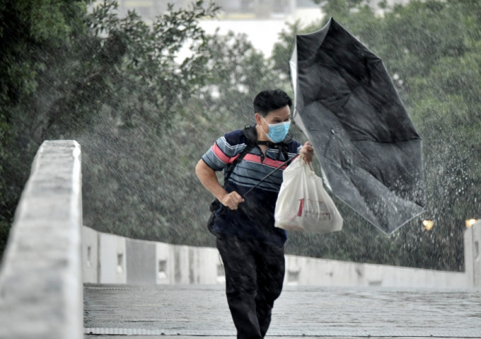 天文台预料本港今日大致多云，有骤雨，部分地区雨势较大，局部地区有雷暴。资料图片