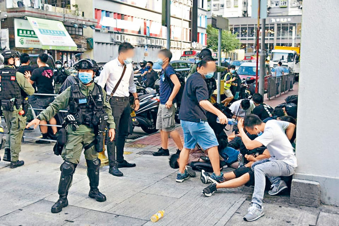 ■在便衣警员协助下，警方拘捕多名涉非法集结的人士。