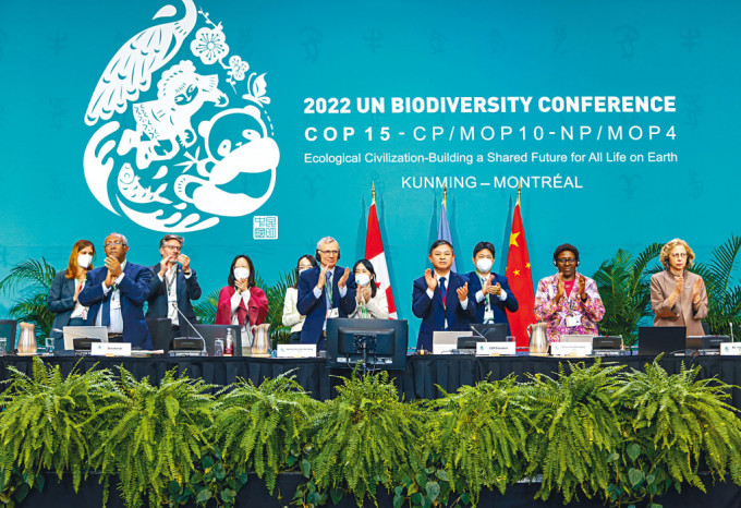 在蒙特利尔举行的联合国生物多样性大会，与会代表包括中国环境部长黄润秋，周一鼓掌庆祝通过历史性协议。