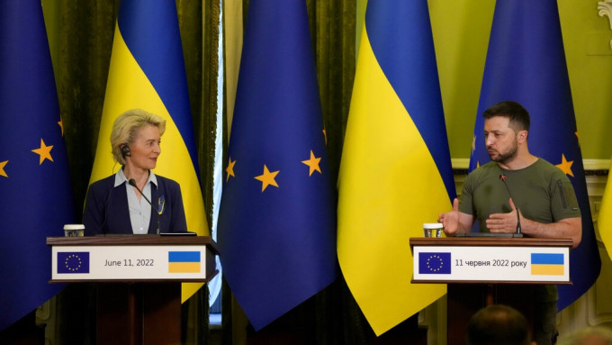 冯德莱恩（左）指，入盟的进展，完全取决于乌克兰。美联社资料图片