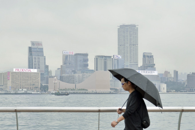 受「杨柳」相关外围雨带影响，本港今日仍有几阵狂风骤雨及雷暴。
