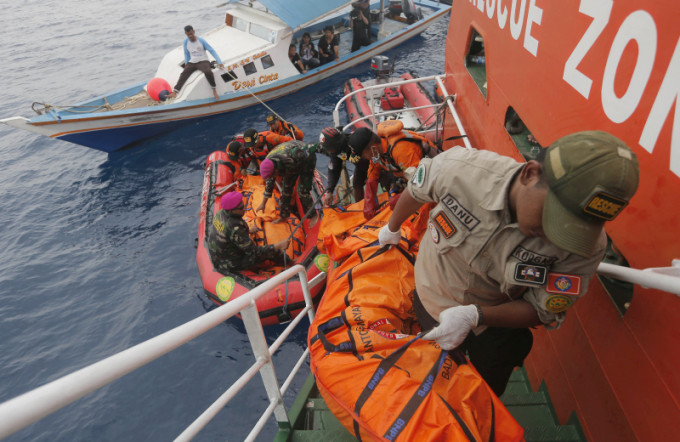 印尼继续搜寻狮航坠海客机，已找到10具遇难者遗体。