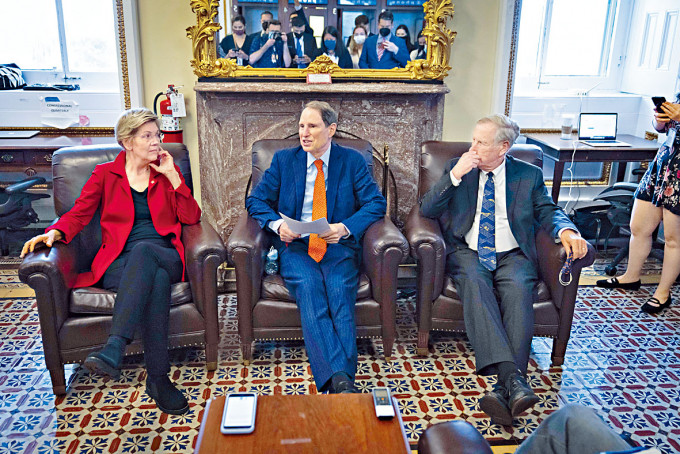 民主党资深参议员怀登（中）及沃伦（左）等周二在国会山庄见记者。