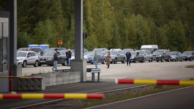 在芬蘭邊境檢查站，汽車排長龍從俄羅斯到芬蘭。路透