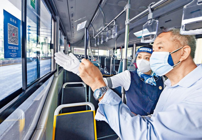 上海乘客登车时，要扫描公交「场所码」。 