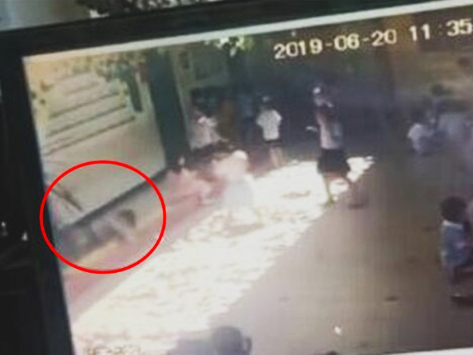 海南临高一间幼儿园发生一宗女童被玻璃窗砸到的事故。　影片截图