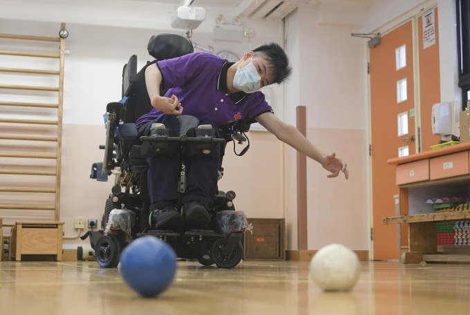 张家楝在父母支持下，努力练习硬地滚球。