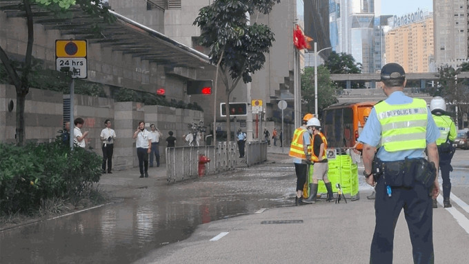 現場有行車線被水淹浸。網上圖片