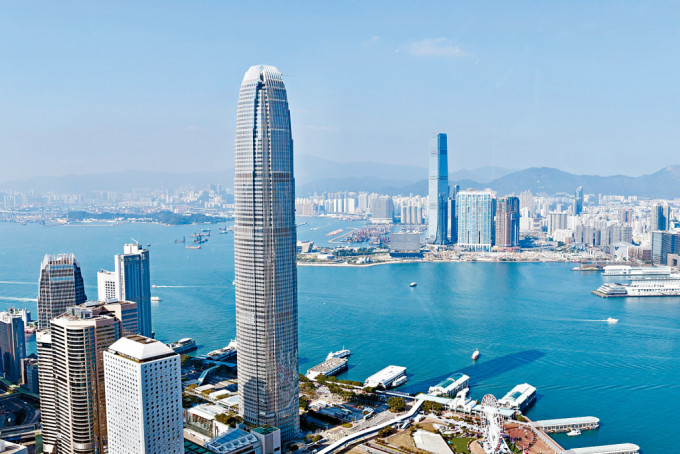 笔者认为，香港可发挥连接国际资本与内地绿色金融需求的桥梁功能，为国家实现双碳目标作出贡献。
