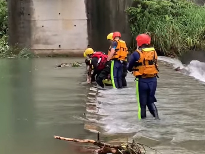 搜救人員在料角坑六和橋下發現一名男性遺體。中時影片截圖