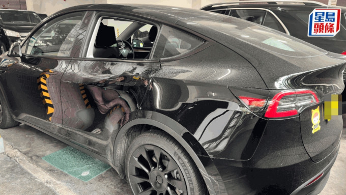 Tesla遭贼人砸爆车窗偷袋。梁国峰摄