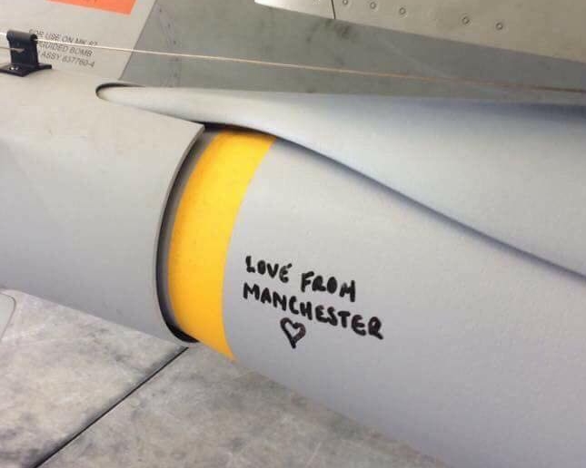 雷射弹写着「来自曼彻斯特的爱」。
