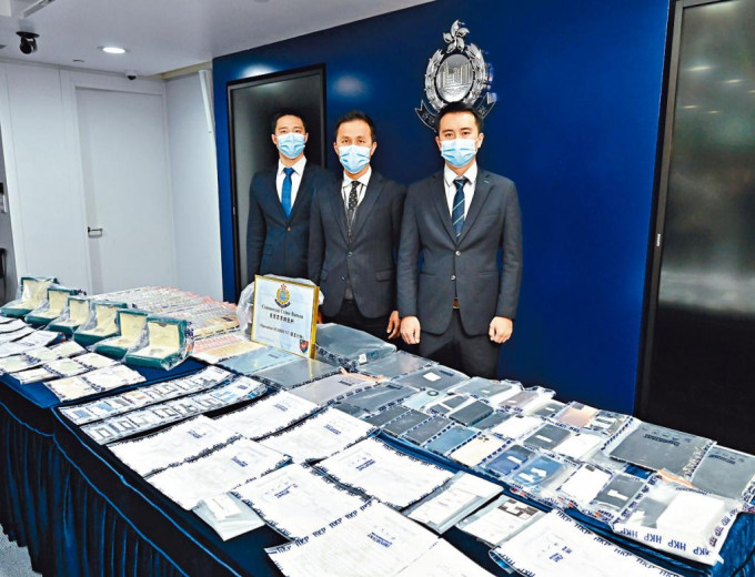 商罪科警司刘启鹏（中）展示证物及讲述破案经过。
