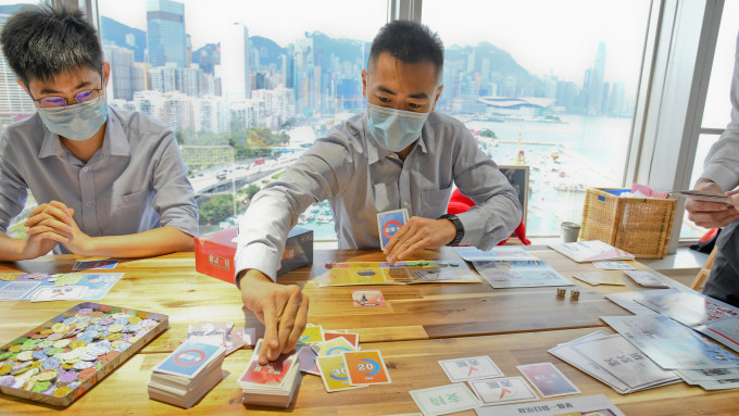劉鳴煒試玩模擬現時香港政治形勢Board Game《權謀風暴》。