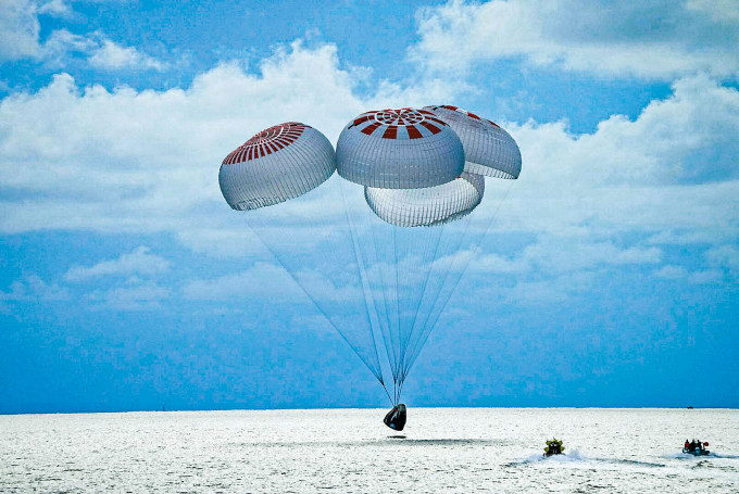 ■四個大型降落傘吊着SpaceX「堅韌號」太空艙，上周六成功「濺落」佛州外的大西洋。