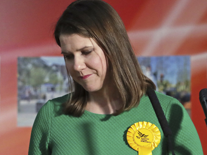 自由民主党党魁在大选中落败，议席由苏格兰民族党取得，她随即宣布辞去党魁一职。AP