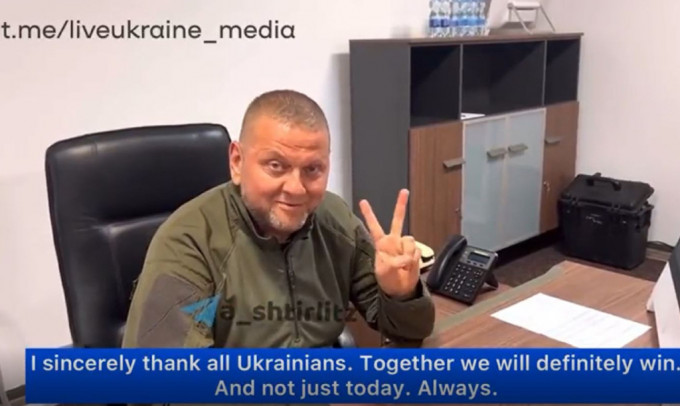 乌克兰指挥官扎卢兹尼(Valerii Zaluzhnyi)终于公开露面，粉碎其身亡传闻。(twitter)