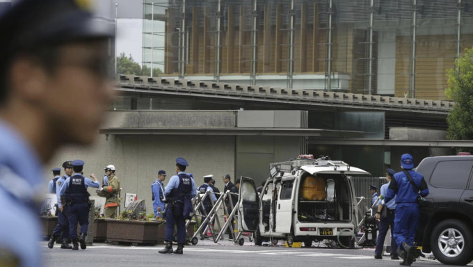  日男投擲汽油彈，企圖開車闖入首相官邸被捕。