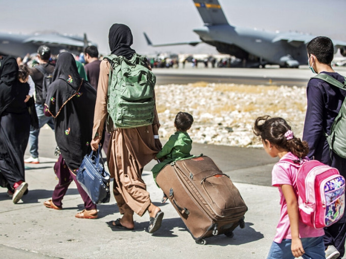 美國總統拜登將如期於下周二前，繼續在阿富汗喀布爾機場協助撤離民眾。AP圖片