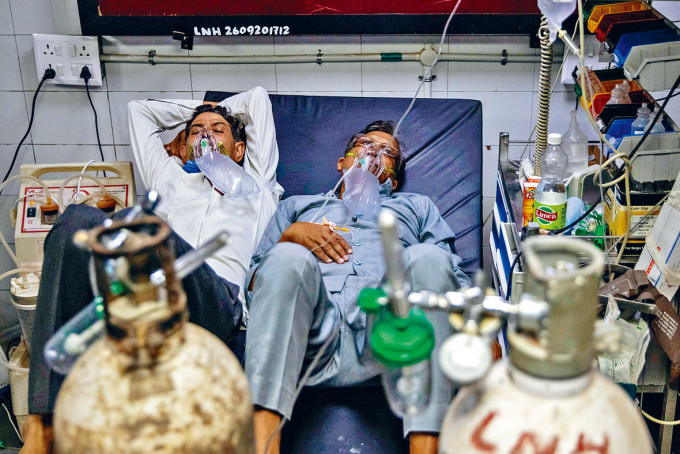 ■首都新德里病牀短缺，有确诊病人须二人同卧一牀。
