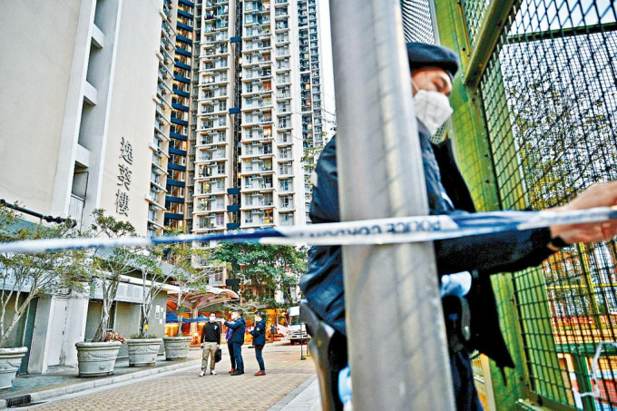 警员在逸葵楼四周设封锁綫，严格控制居民进出。