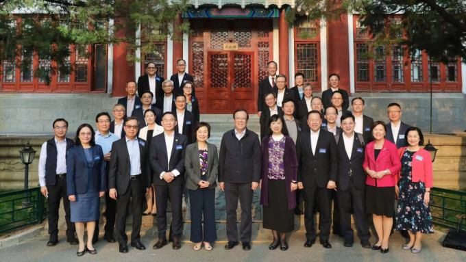 教育局局长蔡若莲（前排左四）、教育局常任秘书长李美嫦（前排右五）及其他代表团成员与北京大学党委书记郝平（前排左五）合照。