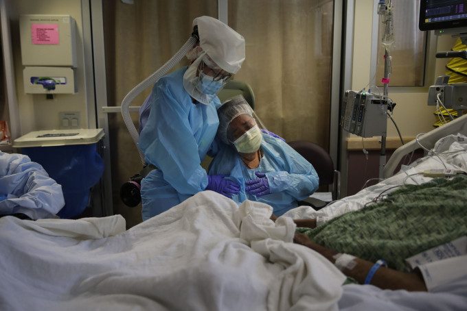 全球逾77萬人染新冠肺炎死亡。 AP