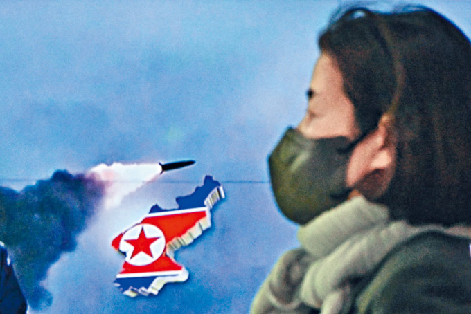 首尔一个车站的大电视周四播放北韩射弹资料片段。