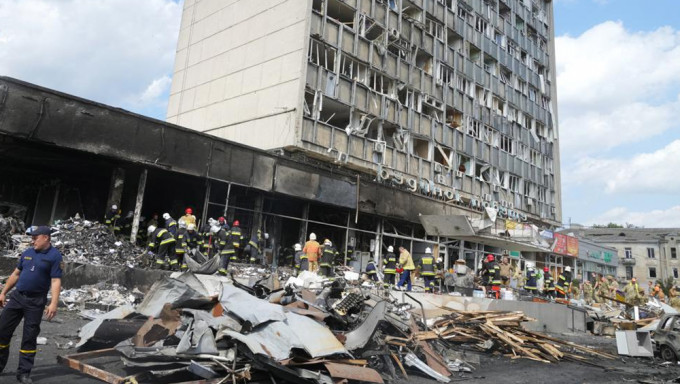 俄军导弹袭乌克兰城市文尼察，有建筑物严重被毁。AP图
