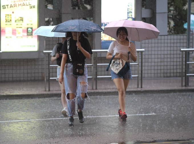 本港出現大雨。