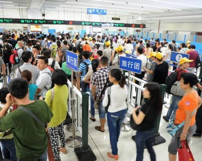 內地國慶中秋長假期間，皇崗、福田口岸的出入境旅客達180萬人次。網圖