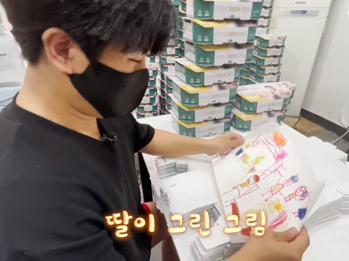 南韩薄饼店老板向穷爸爸送薄饼，获事主女儿画画道谢。VIDEO MUG facebook图片