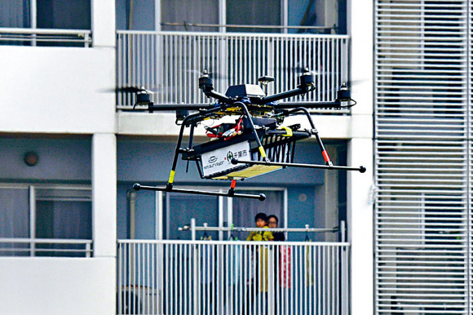小型無人機在東京市郊，試驗向民居住客送貨。