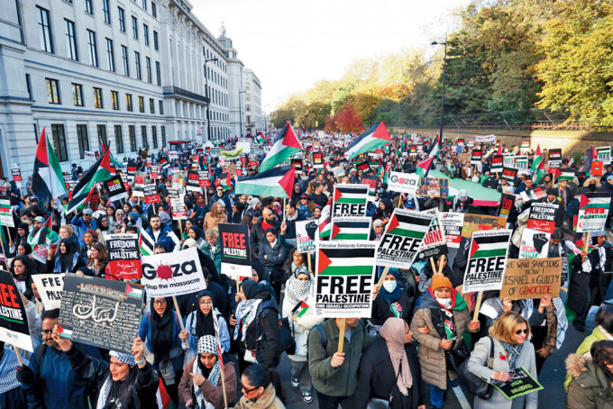 大批示威者在倫敦遊行，聲援加沙地帶的巴勒斯坦人。