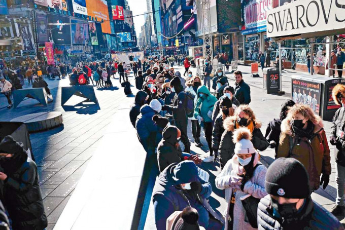 ■民眾周一在紐約時代廣場排長龍，等候接受新冠病毒檢測。 