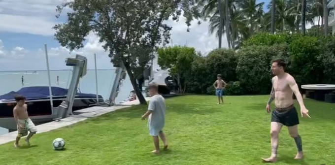 美斯（右）仍与家人度假，近日在社交平台分享他与儿子踢球的片段。网上图片
