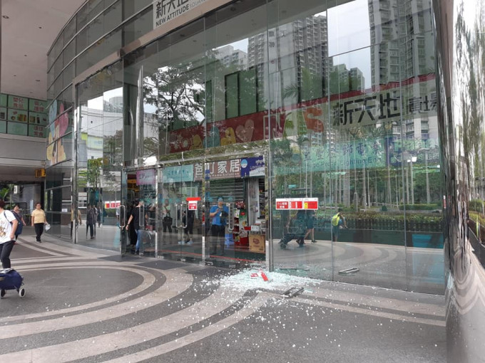 爆裂的玻璃门。 香港突发事故报料区FB/网民The Nini C‎图