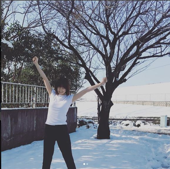 筱田麻里子着短袖衫冲到雪地上拍照。