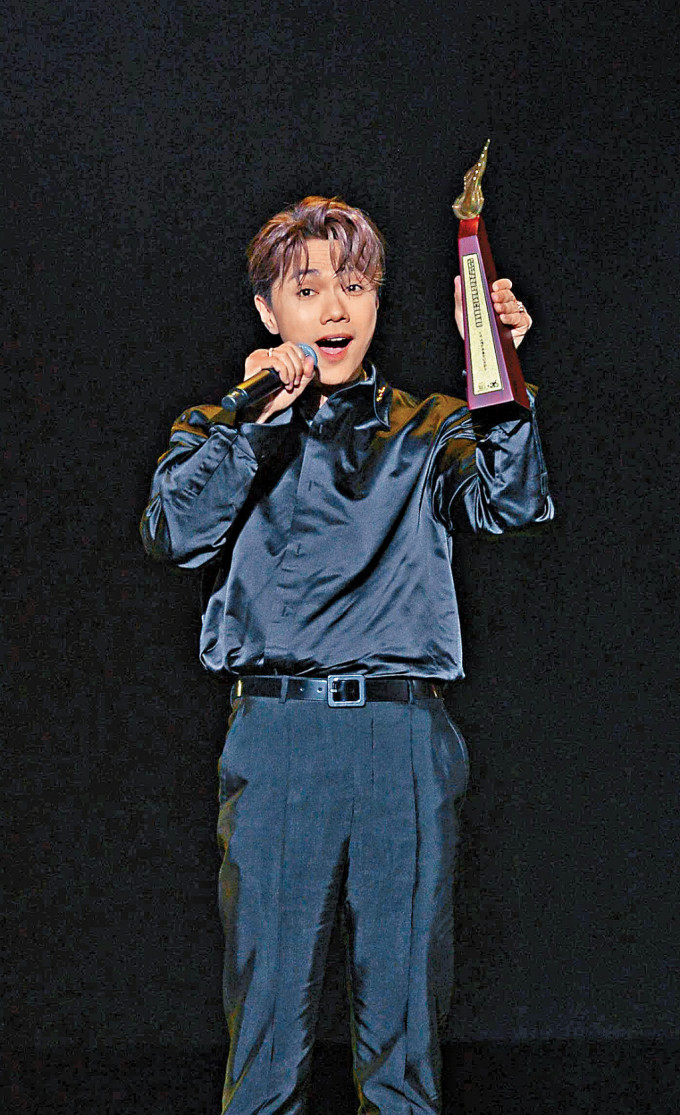 轩公相隔九年再夺得叱咤乐坛我最喜爱的男歌手奖。