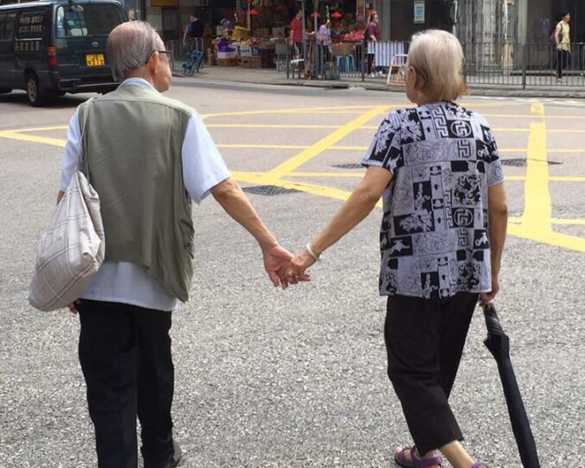 年老夫妻拖手過馬路。‎Dennis Wai‎圖片