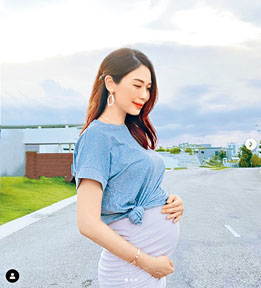 ■杨秀惠怀孕9个月时仍「肥肚不肥人」，引一众女士羡慕。
＿