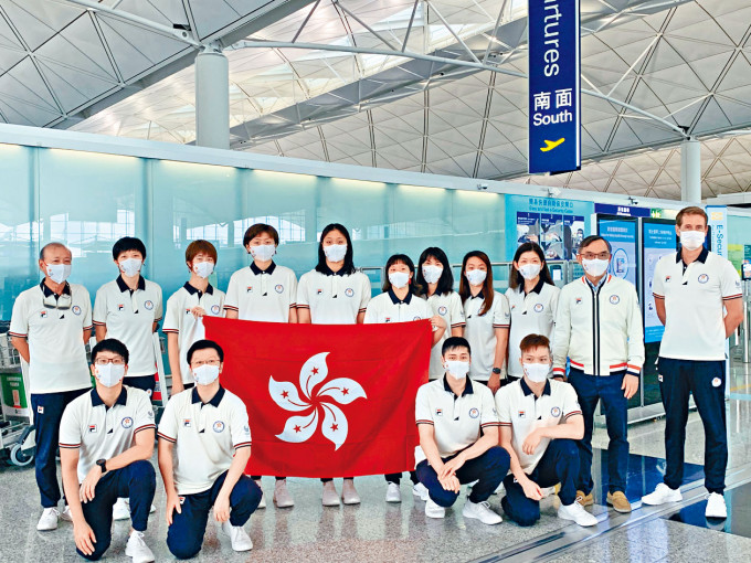東京殘奧會首批港隊大軍的游泳與乒乓球隊，合共六名運動員昨晨啟程赴日本。