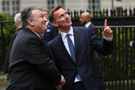 （左起）蓬佩奥与英国外相侯俊伟举行联合记者会。AP