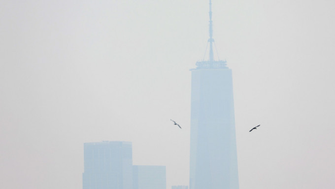紐約市在內天空都被蒙上了一層薄紗。路透社