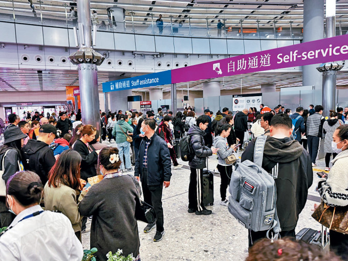 西九高鐵站訪港遊客與北上港人不絕。
