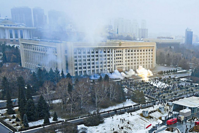 哈萨克大城阿拉木图的市政厅大楼，周三在示威期间冒烟。